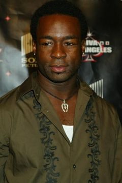 Victor Togunde interpreta Extra (uncredited)