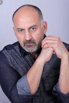 Alfredo Huereca interpreta Party Guest