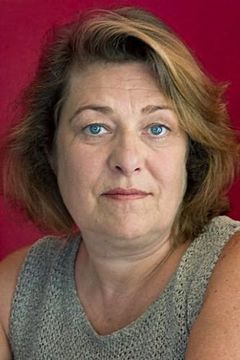 Marie Berto interpreta Cafeteria Worker