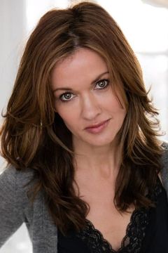 Catherine Taber interpreta Intern Karen