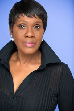 Dee Freeman interpreta Peaches