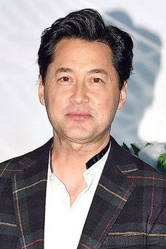 Michael Wong Man-Tak interpreta Hong Kong Police Chief