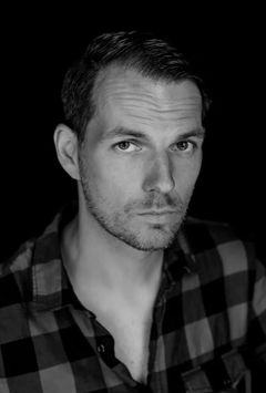 Chris Theisinger interpreta Wallstreet Broker (uncredited)
