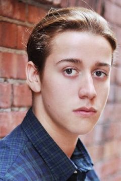 Nico McEown interpreta Cody