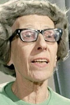 Maria Tedeschi interpreta The Bespectacled Lady at the Funeral (uncredited)