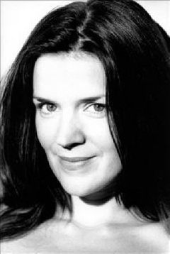 Trudi Jackson interpreta Rose