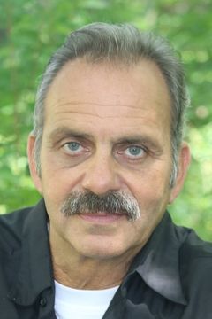 Ralph Bracco interpreta 17th floor Office worker