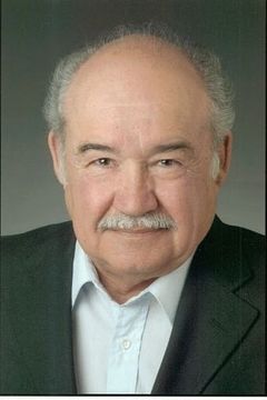 Everett Sifuentes interpreta Mayor