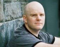 Sean Tucker interpreta Operations Tech