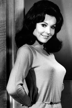 Francine York interpreta Lorraine