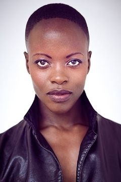 Florence Kasumba interpreta Senator Acantha