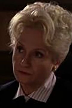Karen Shallo interpreta Mrs. Aiello