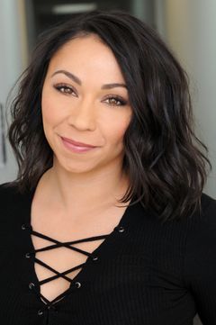 Leana Chavez interpreta Gloria/Mexican Girlfriend