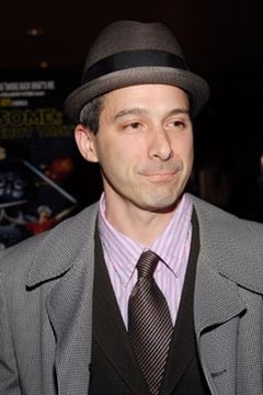 Adam Horovitz interpreta Jay Faraday