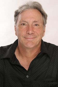 Gene Larche interpreta Grim-Faced Con