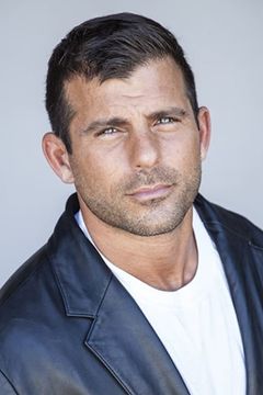 Matthew Kaye interpreta Harry Jr.