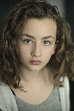 Deborah Schneidermann interpreta Lena Beck