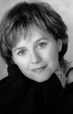 Crystal Robbins interpreta Sara Thompson
