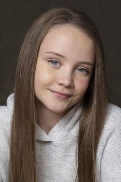 Tessa Kozma interpreta Erin Kade