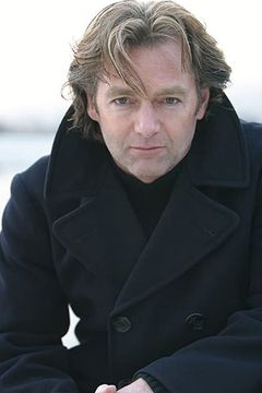 Todd Allen interpreta Frank Rhodes