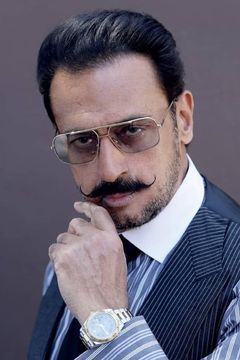 Gulshan Grover interpreta Anthony D'Costa