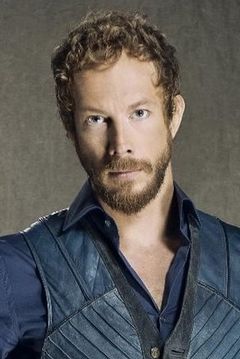 Kristen Holden-Ried interpreta William Compton