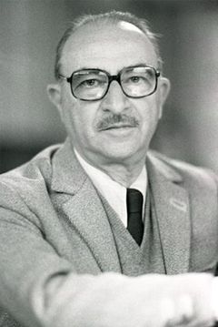 Alberto Lattuada interpreta Director