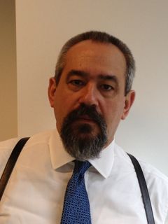 Gary Zahakos interpreta Congressman Keshoygan