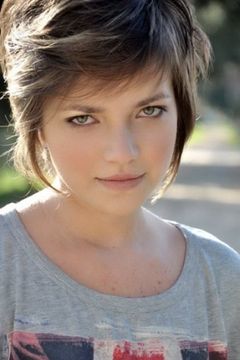 Ilaria Serrato interpreta Girl Outside Barbershop