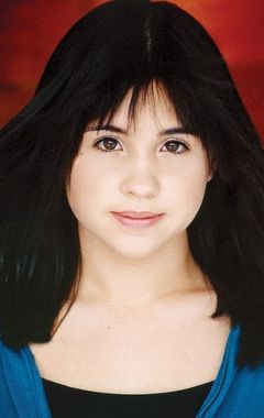 Courtney Chase interpreta Lynn Watson
