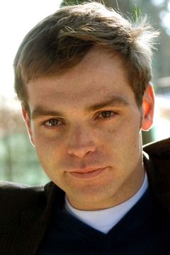 Aran Bertetto interpreta Partygoer (uncredited)