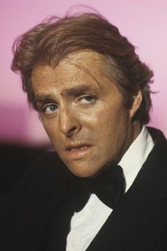Richard Lynch interpreta Reverend Hawthorne (uncredited)