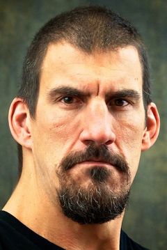 Robert Maillet interpreta Lt. Aleksis Kaidanovsky