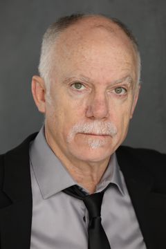 Bryan Rasmussen interpreta Logan