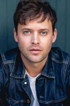 Oliver Ackland interpreta Alex Blake
