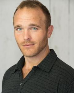 Christopher Johnson interpreta Troy's #3