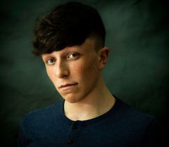 Mícheál Óg Lane interpreta Aron