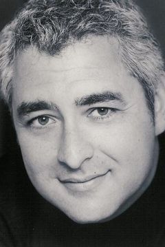 Steven Weisz interpreta Pathologist