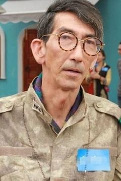 Paul Che Biu-law interpreta Chinese Man in Spectacles
