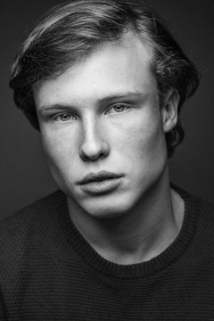 Francis Chapman interpreta James