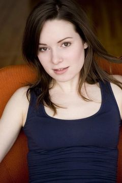 Alison Louder interpreta Charmaine Hatcher