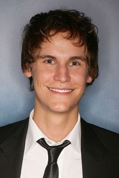 Rhys Wakefield interpreta Keith Butterfield