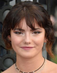 Lisa Diveney interpreta Enid (aged 19)