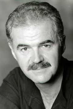 Barry Blake interpreta Police Sergeant Pike