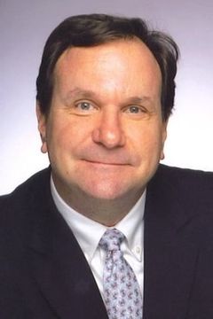 Chuck Lewkowicz interpreta Police Officer