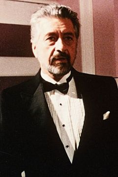 Jack Heller interpreta Harrow Club Maitre D'