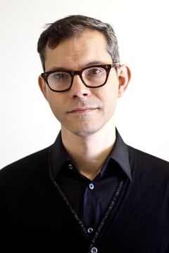 Chris Tenzis interpreta Aaron