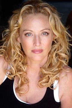 Virginia Madsen interpreta Dr. Peters