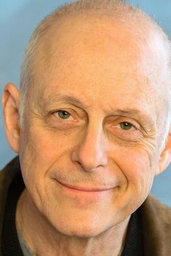 Mark Blum interpreta Lewis Estridge
