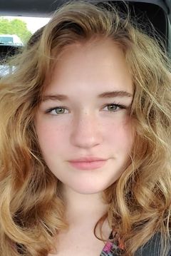 Madeline Lupi interpreta Marymount Student (uncredited)